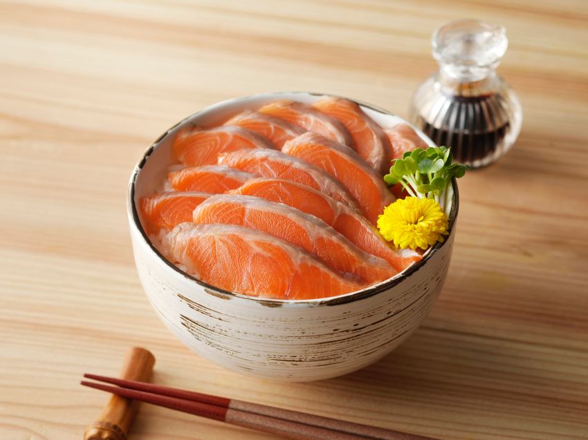 體驗日本神話之鄉魅力，宮崎市物產展SOGO忠孝館B2限時登場，必吃宮崎本櫻鱒鮭魚刺身與熟成烤大學芋，1月16日更有開幕試吃見面會。