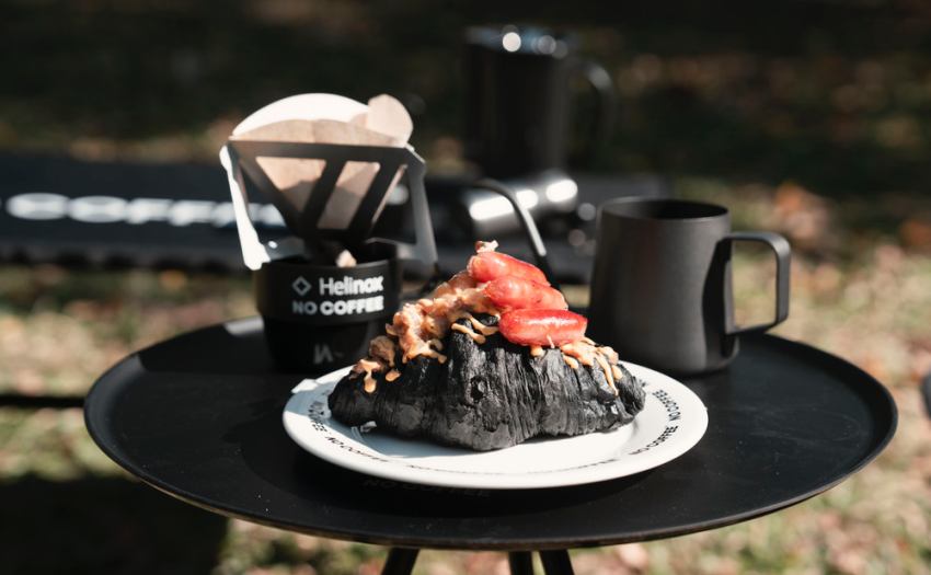 NO COFFEE聯手Helinox推出NO CAMPING限量黑魂裝備，福岡咖啡地標結合頂級露營椅打造城市戶外風格與休憩儀式感