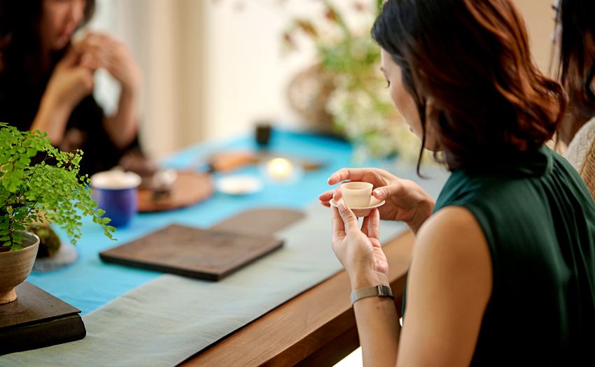 2026 台北住宿推薦嵨開安旅，融合自然設計與高科技空氣淨化系統，提供頌缽音療與植物基飲食，在繁忙市中心實踐 Uketamo 接納一切的慢活哲學。