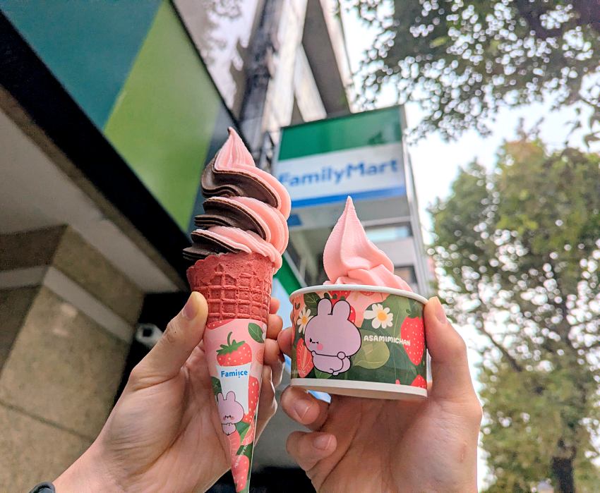 2026全家草莓季首波強檔Fami!ce草莓優格霜淇淋,搭配ASAMIMICHAN限定杯身與蘋果紅餅皮,視覺味覺雙重享受