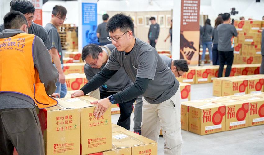 遠雄廣場的同仁一到現場就展現商場職人細膩精神，在流水線上快速而精準的傳遞物資。