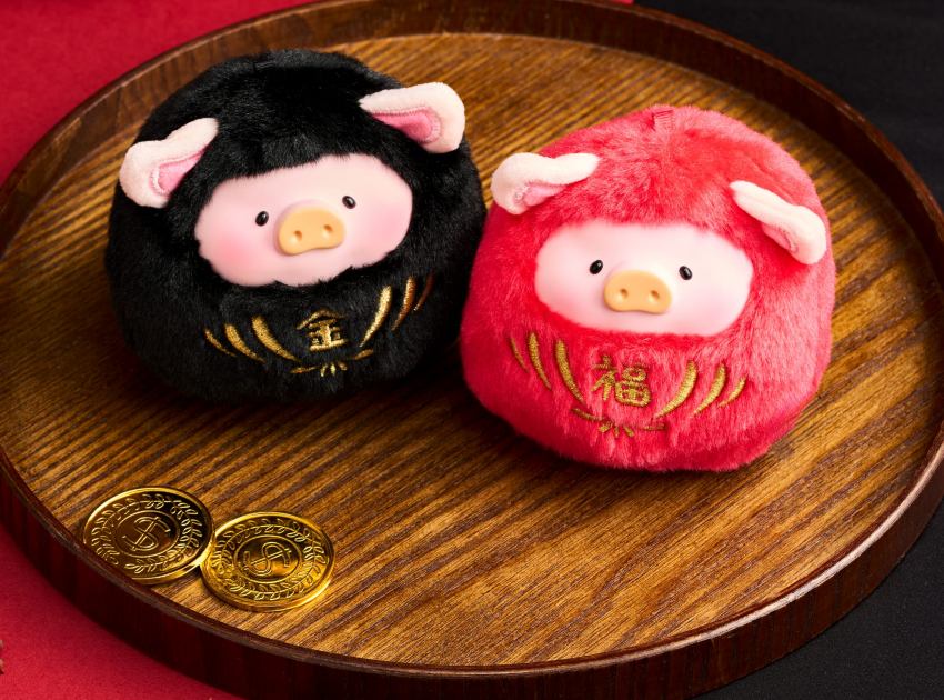 2026全家福袋開箱，罐頭豬LuLu聯名款1月6日開賣，台灣限定達摩吊飾與浴豬公仔細節公開，抽80公分大玩偶資訊一次看