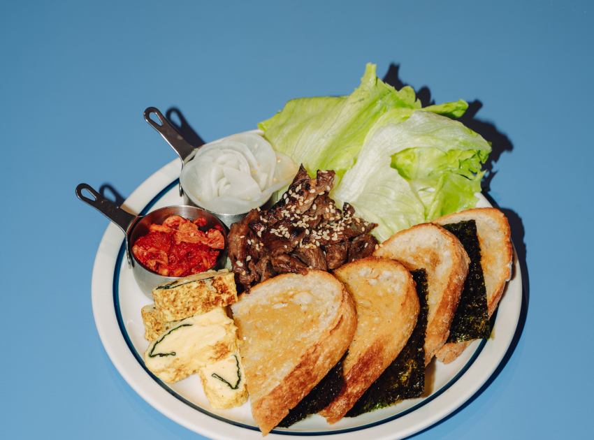 新村站著吃板腱牛早餐盤： 售價460元，將韓式板腱牛肉與煎蛋捲結合，呈現豐富的早午餐拼盤內容。