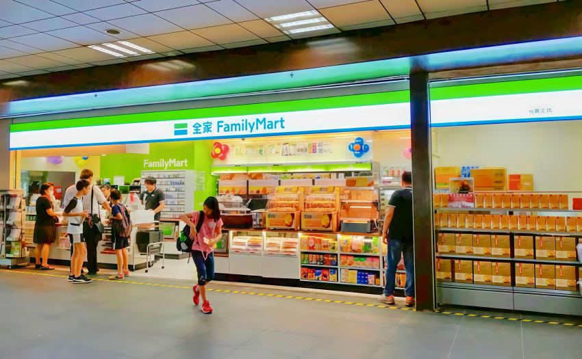 蛋黃酥界愛馬仕現身全家,陳耀訓紅土蛋黃酥禮盒限時進駐交通樞紐店舖,春節返鄉必買伴手禮,指定支付工具再享88折優惠。