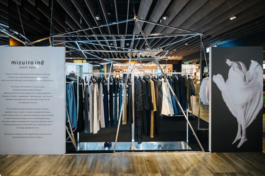 mizuiro ind快閃店展售多款品牌經典的長版襯衫與寬褲，色調以沉穩的米白、海軍藍與黑色系為主