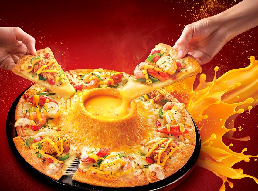濃郁的金沙起司醬如火山般湧出，搭配干貝、鮮蝦與酥脆炸雞，帶來視覺與味覺的雙重享受 。