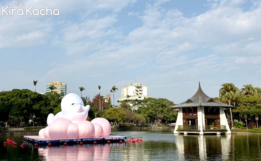 在藍天白雲的映襯下，姆明Moomin（嚕嚕米）裝置與湖心亭倒映在平靜的日月湖水中，構成一幅寧靜而美好的畫面。