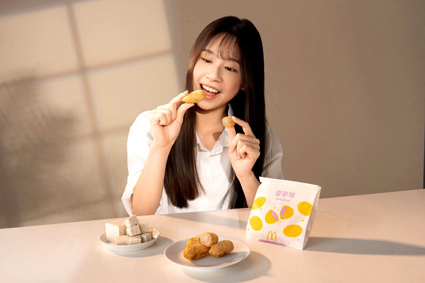 新款點心麥芋球剖面展示，呈現出大甲芋頭製作的綿密內餡與金黃酥脆的外皮。