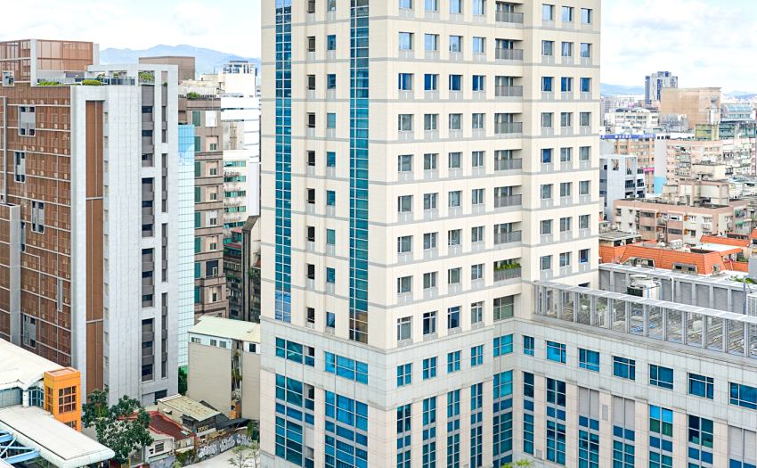 嵨開安旅飯店建築外觀矗立於台北忠孝商圈，在熱鬧的市中心提供一處安靜的旅宿選擇。