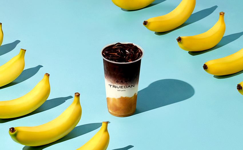 香蕉可可奶 焦糖香蕉泥與純可可鮮奶美妙融合，可可的醇厚苦香襯托香蕉的甜糯果香，呈現滑順濃郁、甜而不膩的完美平衡，三者交織成香甜滑順的蕉香樂章。