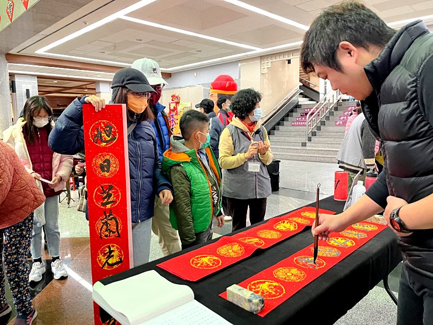台中走春景點推薦，文化中心舉辦名家新春揮毫與裝置藝術展，限量馬年春聯與福袋免費領取，感受濃厚節慶藝文氛圍