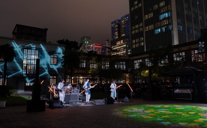 啟動儀式邀請樂團康士坦的變化球演出,將音樂作品「眠月線」轉化為專屬光影劇場