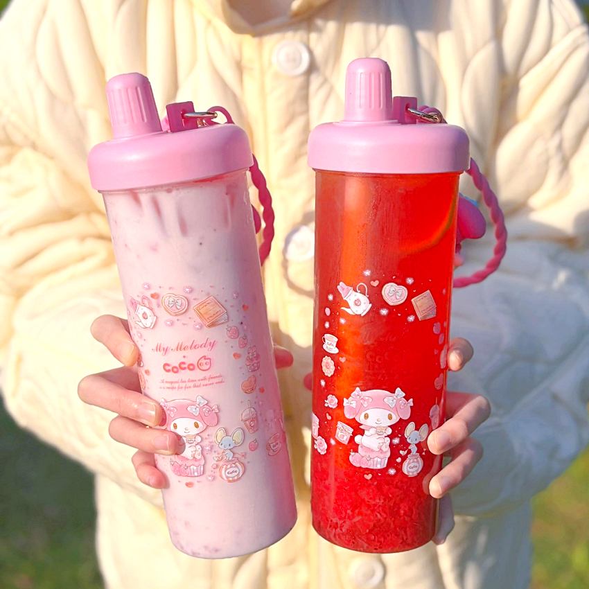 美樂蒂粉絲注意,CoCo推出粉嫩草莓季聯名飲品與實用周邊,造型冷水杯及保溫袋1月26日全台門市限量發售。