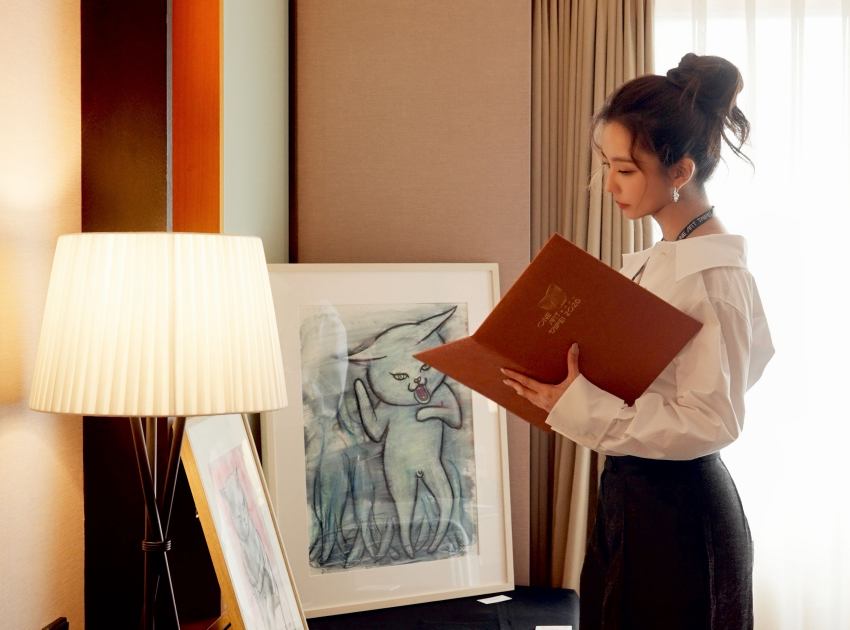 年度焦點獎項最佳空間呈現獎評審之一周曉涵，於展覽現場仔細評選並感受藝術與空間的關係 。