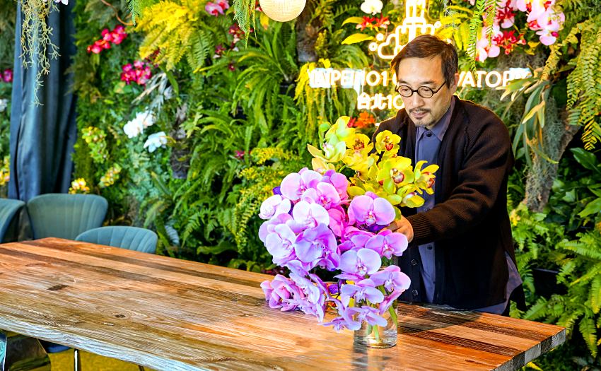 花藝大師凌宗湧親自操刀展場佈置,將台灣蘭花的優雅姿態融入台北101的高空場域中。