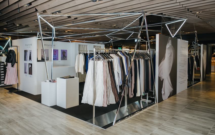 mizuiro ind快閃店展售多款品牌經典的長版襯衫與寬褲，色調以沉穩的米白、海軍藍與黑色系為主