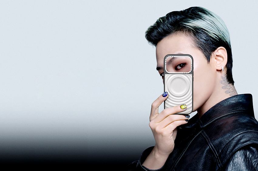 G-DRAGON以CASETiFY首位全球代言人身分，手持全新設計的白色波紋手機殼演繹前衛時尚風格。