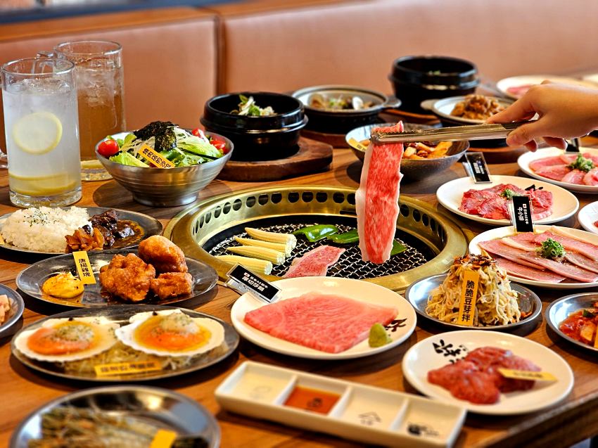 乾杯燒肉新菜單擁有多達百樣餐點，包含肉品，海鮮與豐富的副食，滿滿一桌展現豐盛的燒肉饗宴