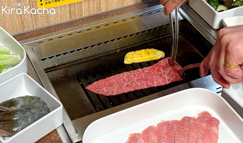 「燒肉Lab」地理位置相當優越,地址位於台北市信義區忠孝東路5段19之1號,交通十分便利。