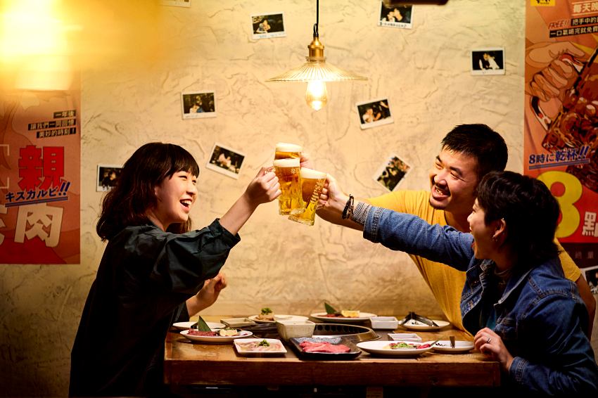 乾杯燒肉新菜單擁有多達百樣餐點，包含肉品，海鮮與豐富的副食，滿滿一桌展現豐盛的燒肉饗宴