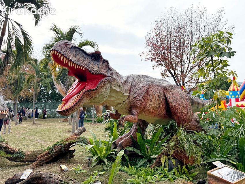 現場展出近70隻巨型恐龍，搭配逼真的低吼聲與煙霧特效，讓民眾彷彿置身於史前時代。