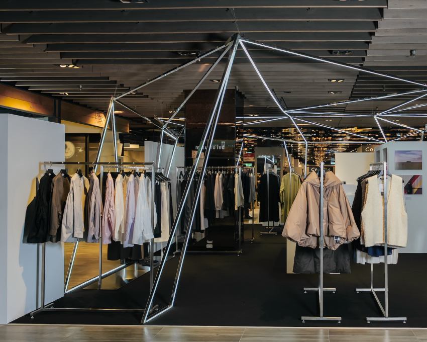 mizuiro ind快閃店展售多款品牌經典的長版襯衫與寬褲，色調以沉穩的米白、海軍藍與黑色系為主