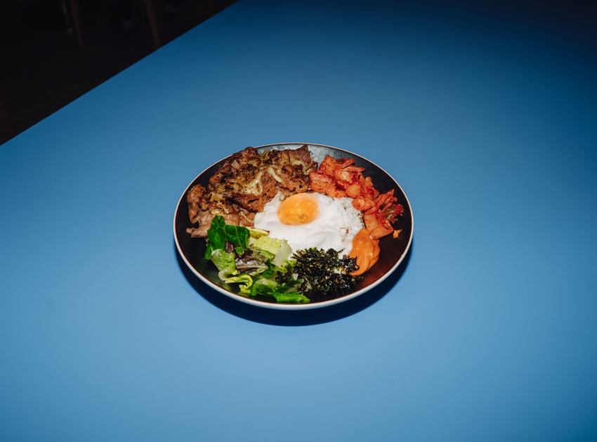 新村站著吃牛肉拌飯超級碗： 售價380元，以炭火牛肉搭配半熟蛋與韓式辣醬，是品牌首款飯食產品。