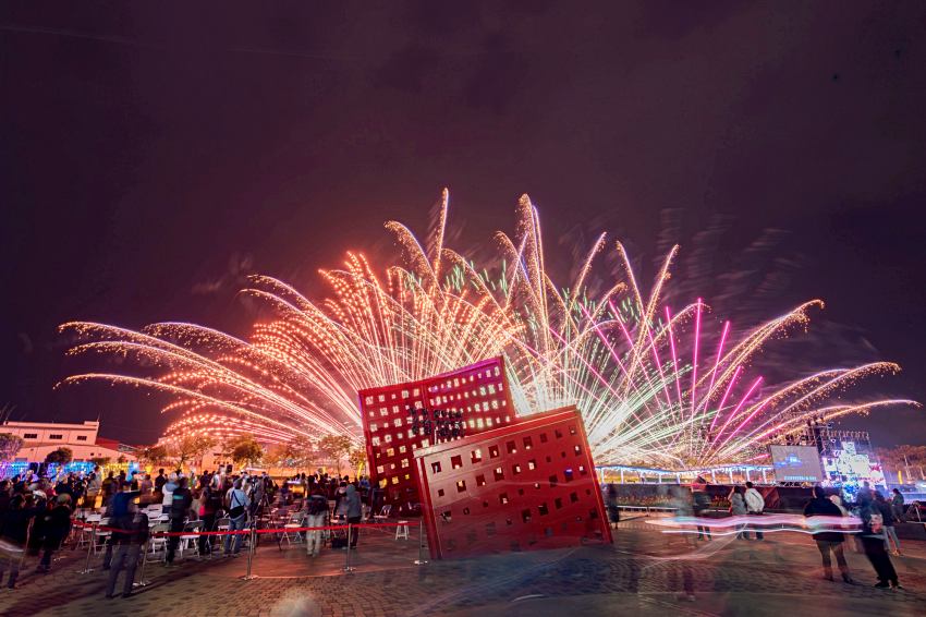 屏東燈節正式點燈,玖壹壹與180秒煙火秀將嗨翻縣民公園,融合地景的戶外劇場演繹山海記憶,免費接駁車串聯四大燈區,邀請民眾體驗流動光影饗宴。