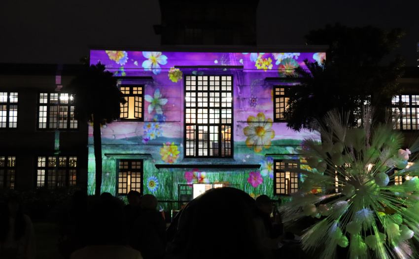 展覽融合松山文創園區古蹟底蘊與噴水池景觀,提供沉浸式的戶外夜間文化體驗。