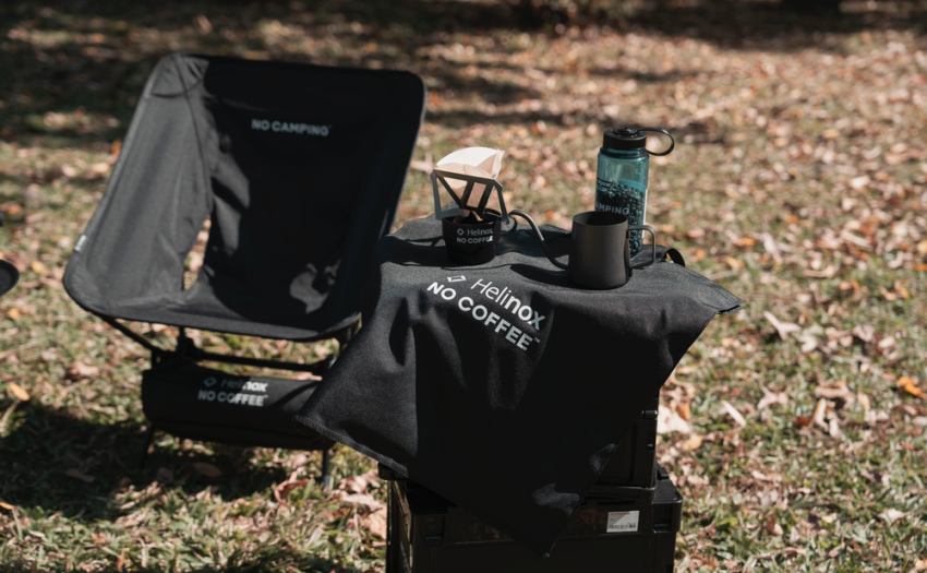 福岡NO COFFEE十周年聯名Helinox，NO CAMPING系列黑色露營裝備限量開賣，同步推出BBQ燻腸可頌與阿華田熱飲