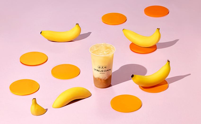 香蕉奶青 當綿密焦糖香蕉泥邂逅奶青，醇厚奶香包裹濃郁蕉香，青茶特有的淡雅茶韻娓娓道來，回味柔和，勾勒出清爽的甜潤感。