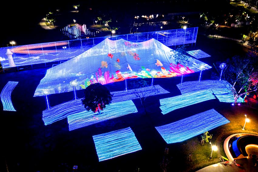 春節走春首選2026屏東燈節,高12米主燈山之光氣勢磅礡,勝利星村與客家燈區同步閃耀,開幕大戲屏東流集結金曲陣容,完整接駁資訊助你輕鬆賞燈。