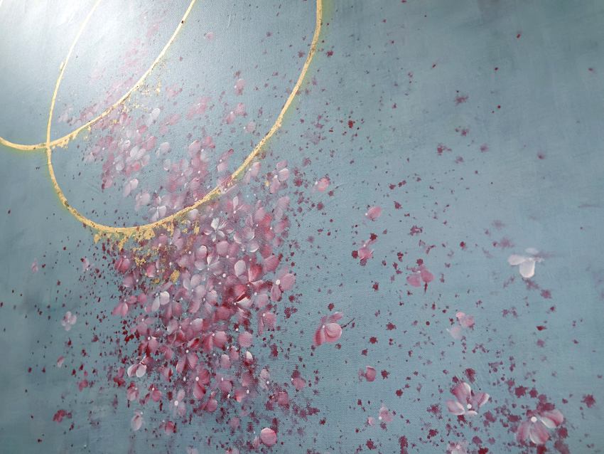 吳絲絨作品「光聲03飄落的記憶」細部呈現花瓣飄落美感