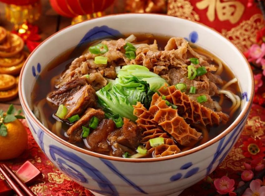 三商巧福春節限定的紅燒四喜牛肉麵，湯頭濃郁且配料豐盛，搭配年節喜氣裝飾，象徵新的一年福氣滿滿。