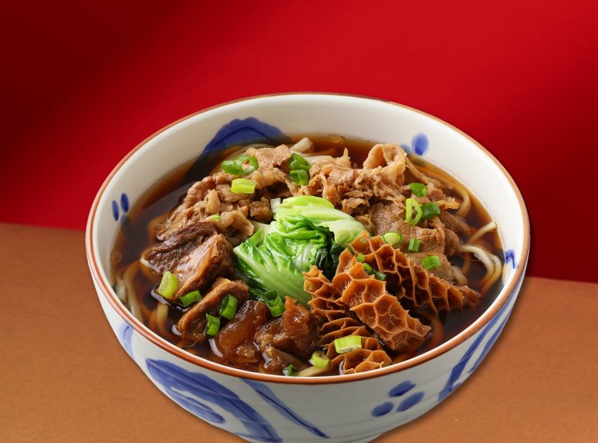 紅燒四喜牛肉麵集結了牛肋條，雪花牛，牛筋與牛肚四種口感，佐以特調蔥醬，層次豐富令人食指大動。