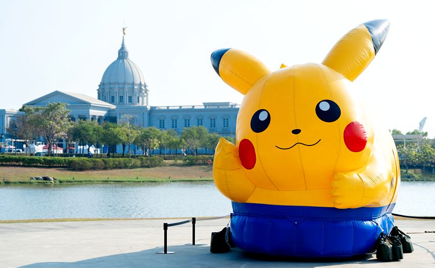 矗立於奇美博物館園區水岸邊的大型皮卡丘氣球成為熱門拍照景點