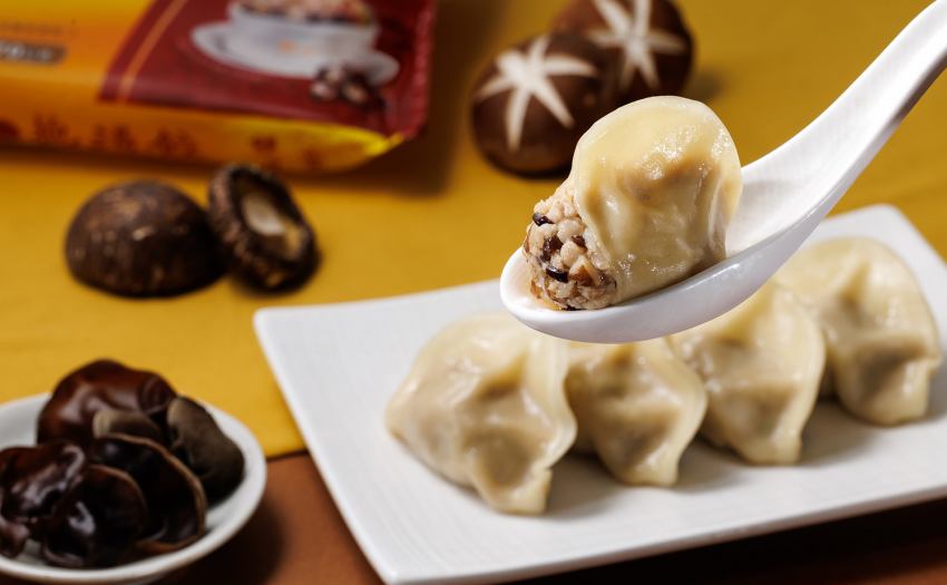 灣仔碼頭聯名米其林必比登雙月食品社推出抱湯餃,嚴選香蕈木耳雞肉與姬松茸豚肉口味,即日起於全聯獨家販售並享限時優惠。