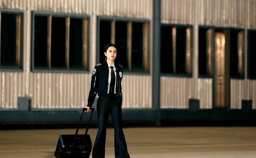 蔡依林手拉飛行箱，以從容步伐走向星宇航空飛機。