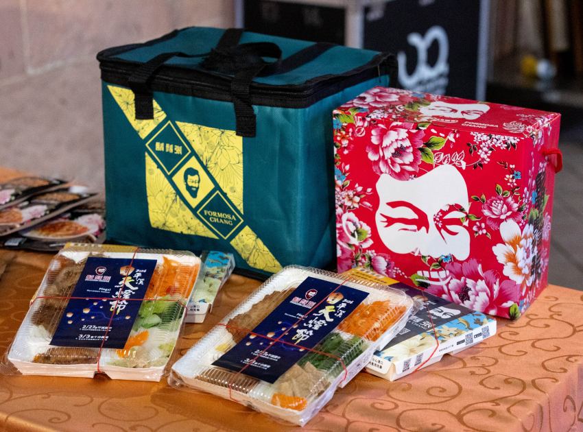 知名連鎖品牌「鬍鬚張」推出平溪天燈節限定包裝便當，於雙北指定分店限量販售，並加碼贈送限定版平溪天燈束口袋 。