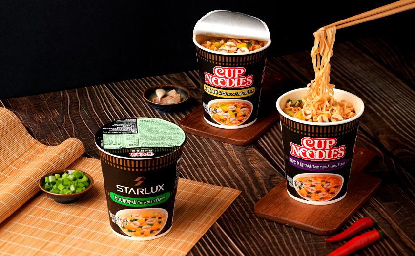 星宇航空攜手日清推出聯名杯麵，獨家飛機造型魚板隨熱水浮出超吸睛