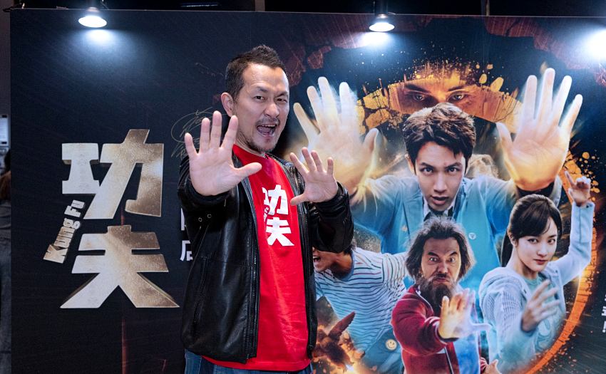 導演九把刀親自現身台北大巨蛋秀泰影城，於電影主視覺前擺出招牌武打動作。