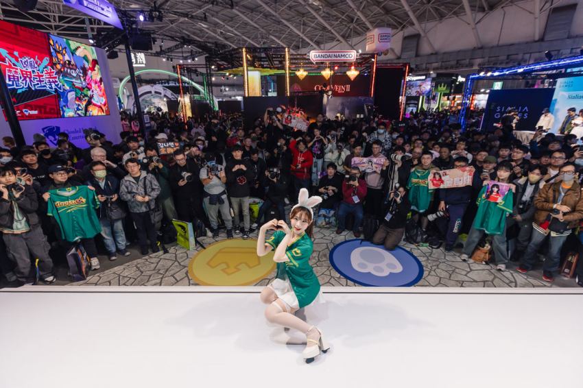 台北電玩展直擊，韓援女神全明星陣容驚艷亮相，金娜妍展示 Kingshot 招牌舞蹈，啦啦隊熱力助陣引發玩家社群高度關注。