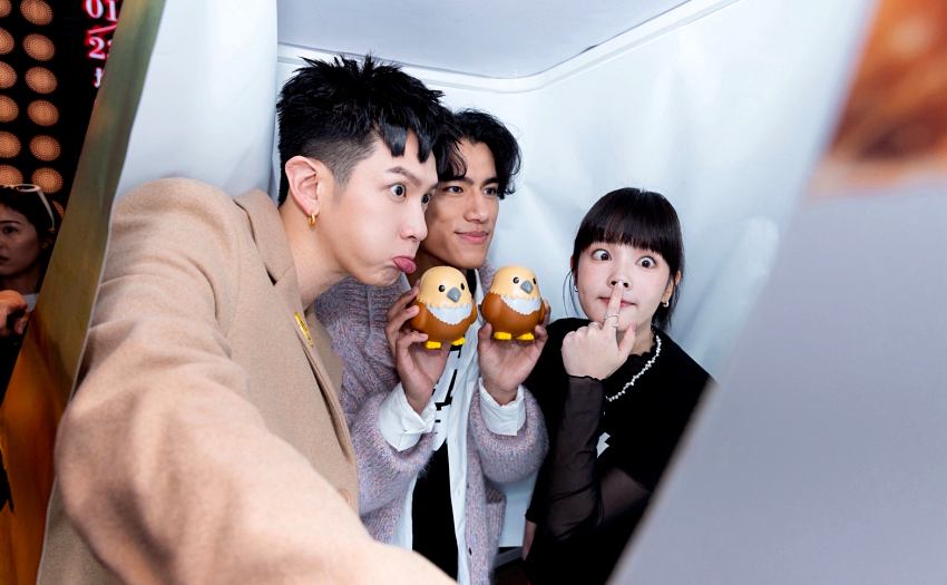 柯震東、朱軒洋與王淨在快閃店內拿著「大鵰」紓壓球俏皮合影，展現電影角色的互動默契。