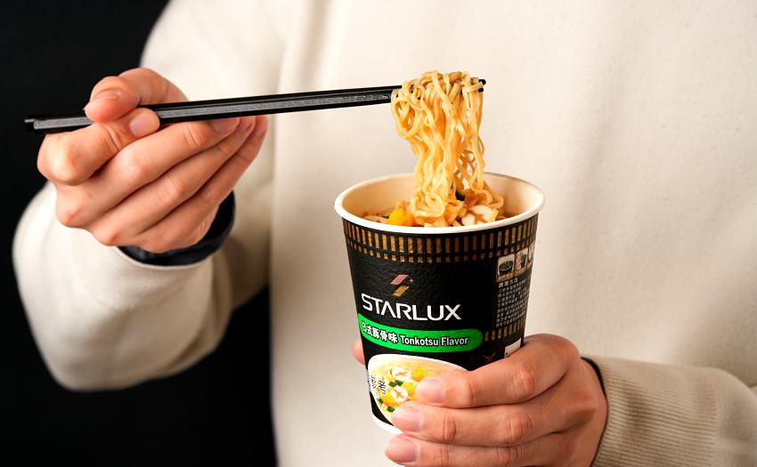 星宇航空聯名日清杯麵開賣！獨家飛機造型魚板超吸睛，3款亞洲風味箱購免運只要1099元