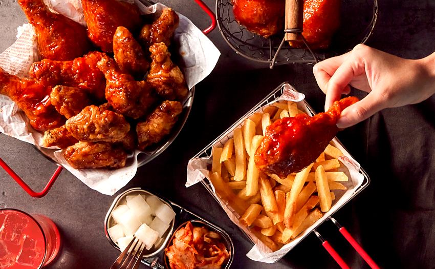 本村炸雞提供豐富的韓式料理選擇,包含炸雞、石鍋拌飯、韓式烤五花與辣炒年糕。