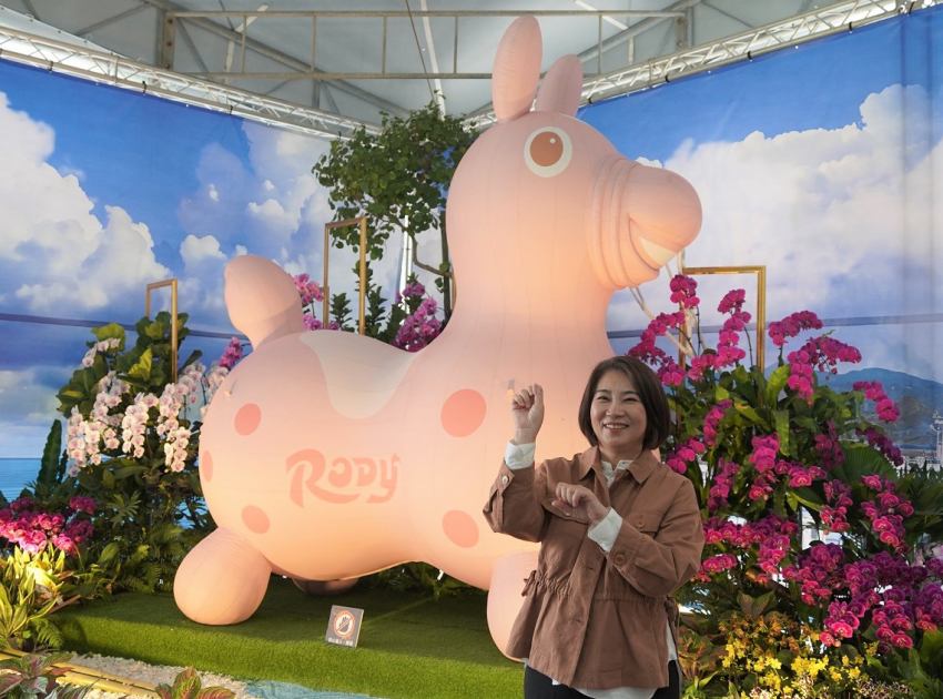巨大的粉紅跳跳馬RODY裝置矗立於花叢間，成為遊客爭相合影的超人氣亮點。