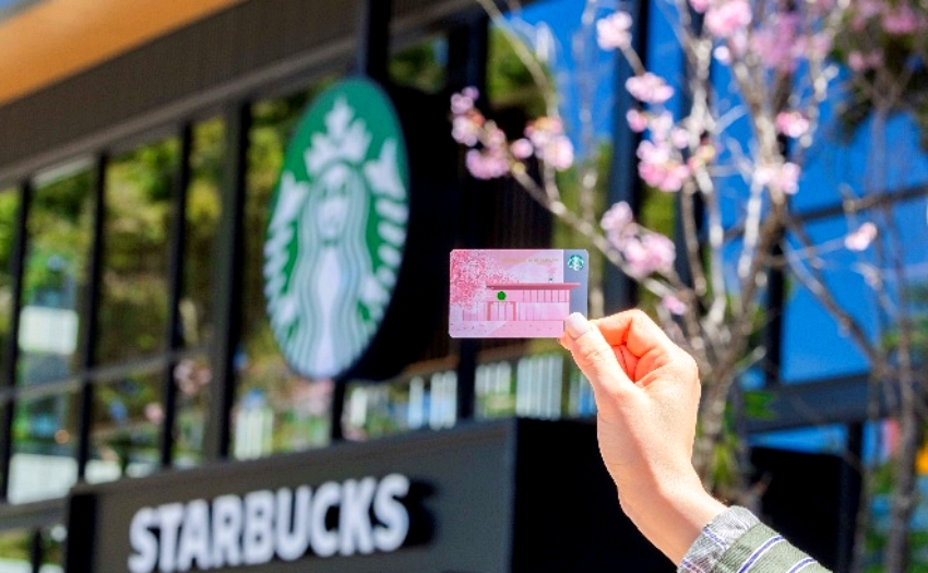 春日咖啡漫遊。星巴克林口文化北門市盛大開幕，落地窗前坐擁粉紅櫻花雨