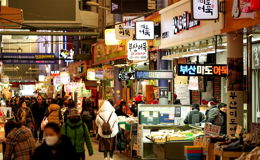 星宇航空正式啟航台北、台中直飛釜山航線。邀請Fubon Angels韓籍成員珉貞、晧禎擔任航線大使，分享廣安里、白淺灘文化村等私房景點與在地美食。
