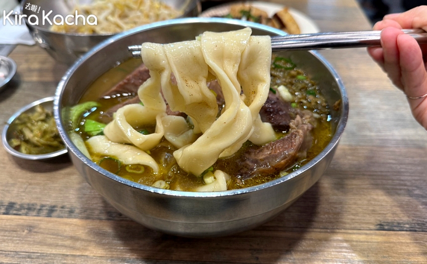 劍潭平價牛肉麵推薦,王艇長酢醬麵紅白兩色湯頭濃郁,老饕大推。