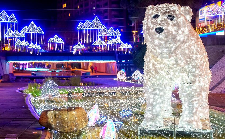 新北夜晚新亮點,中港大排300萬盞燈飾打造星河,火舞秀震撼開幕